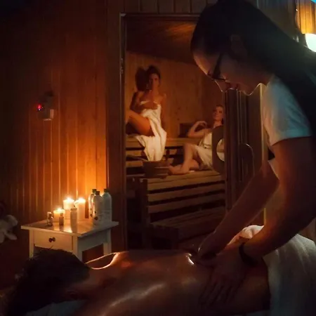 Szafirowy Dwor & Restauracja Hotel *