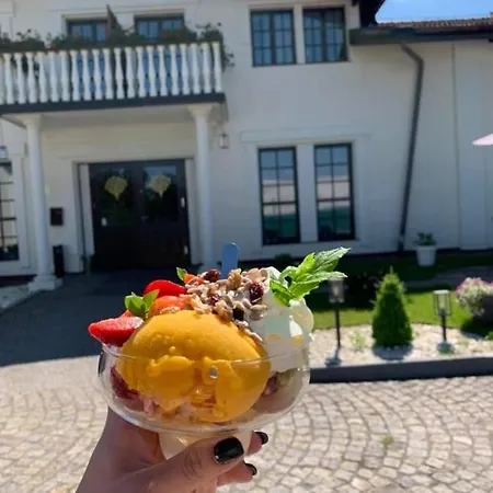 Szafirowy Dwor & Restauracja Hotel *
