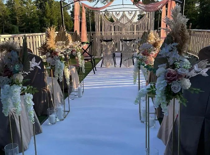 Hotel Szafirowy Dwor & Restauracja *