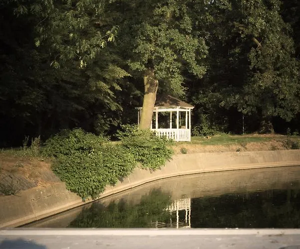 Szafirowy Dwor & Restauracja Hotel *