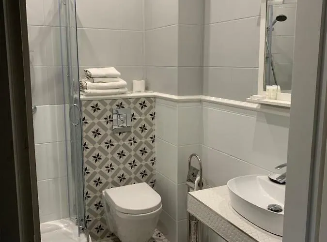 Hotel Szafirowy Dwor & Restauracja *