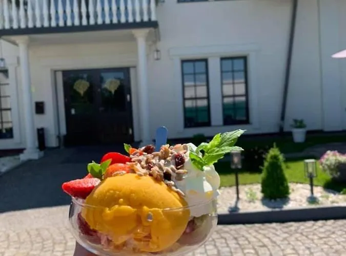 Szafirowy Dwor & Restauracja Hotel *